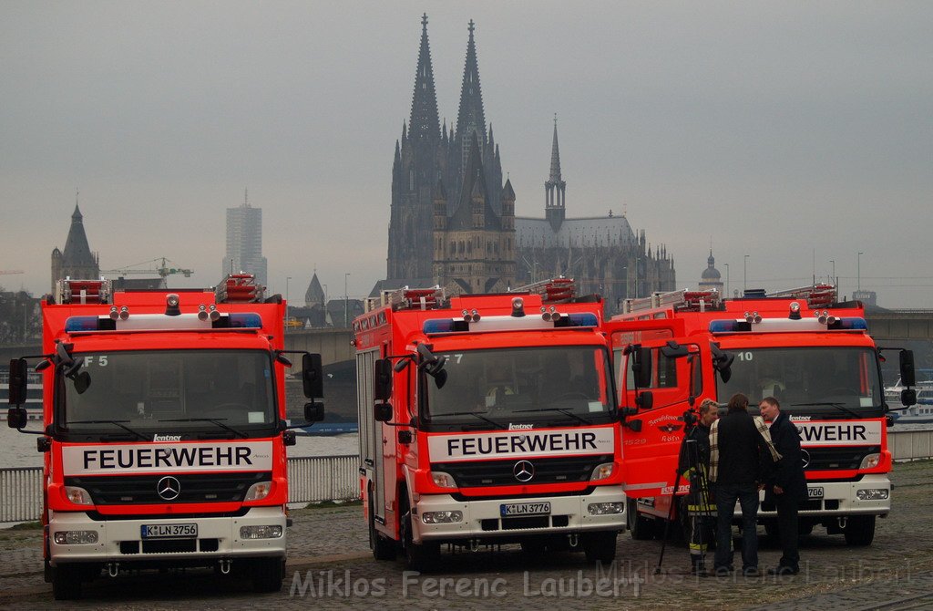 Neue LF`s fuer Koeln Uebergabe in Koeln Deutz an den Wachen  P074.JPG